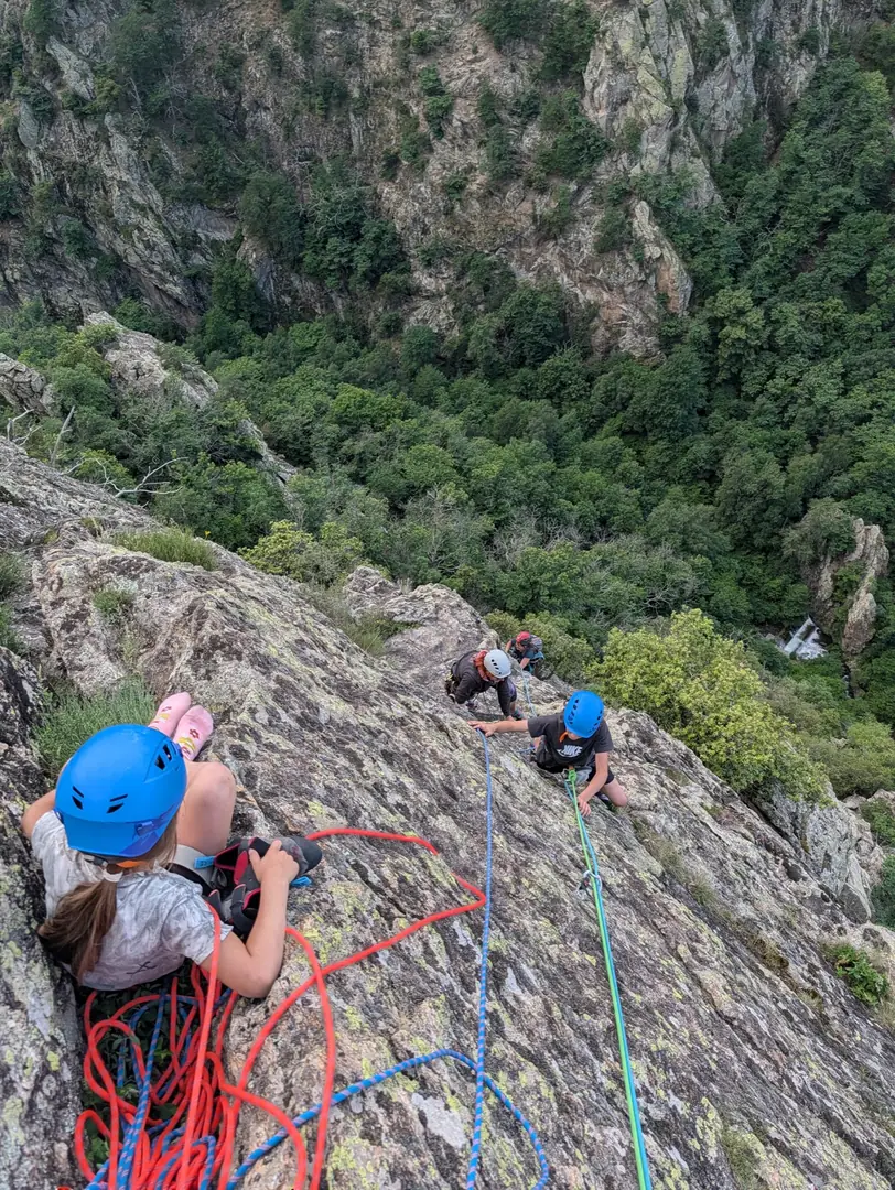 Falaises de Vingrau — escalade avec vue sur la Méditerranée